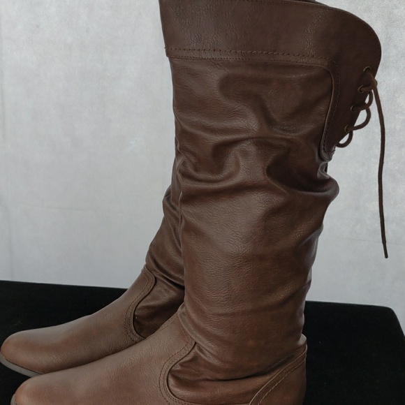 Women's Brown lace up in the back boots - Picture 2 of 4